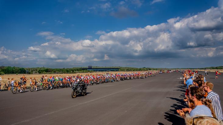 Sprint over de landingsbaan vliegbasis Soesterberg tijdens La Vuelta Holanda