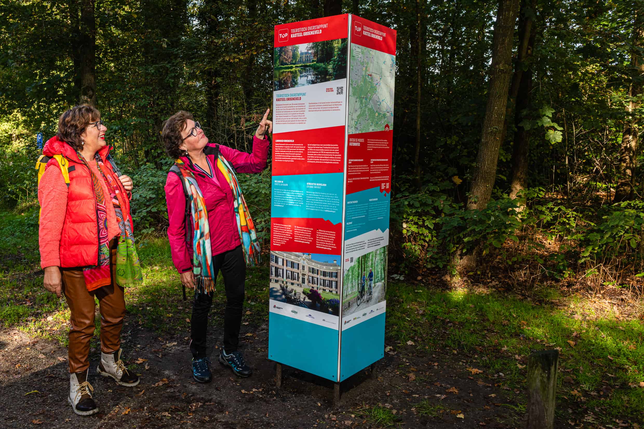 Wandelaars bij de vernieuwde informatiezuil bij TOP Kasteel Groeneveld