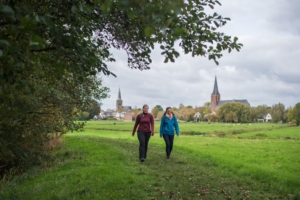 Vriendinnen wandelen in de herfst het Bellopad in De Ronde Venen