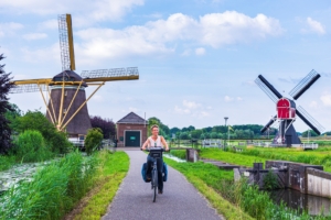 fietser bij molens provincie Utrecht Hollandse Waterlinies