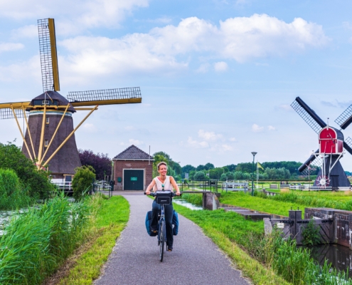 fietser bij molens provincie Utrecht Hollandse Waterlinies