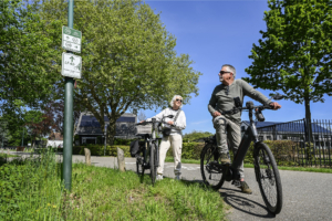 Stel te fiets volgt knooppuntenbordjes