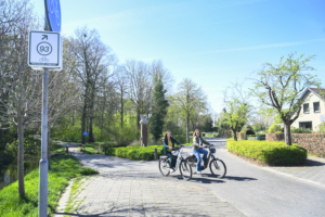 Fietsers passeren knooppuntenbord